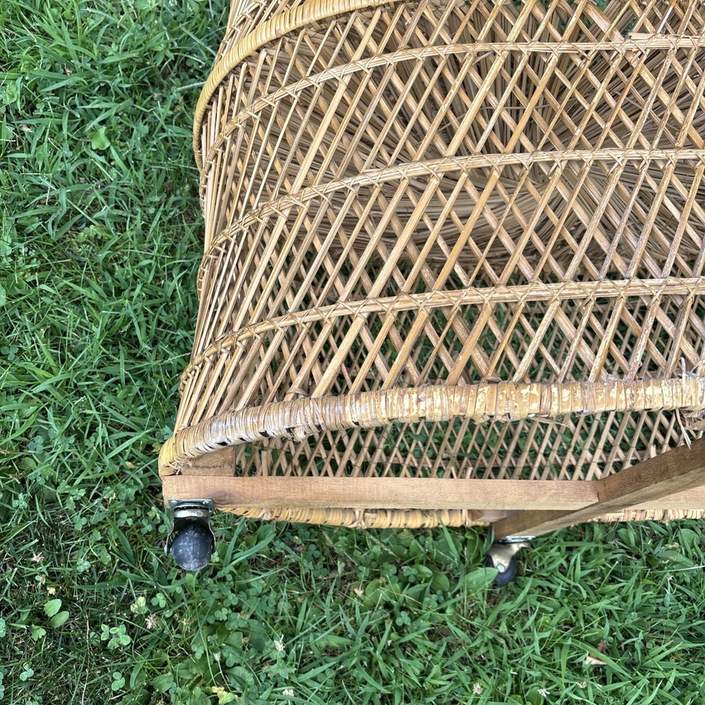 Beautiful Vintage Styled Wicker Rattan Baby Bassinet - Picture 4 of 16